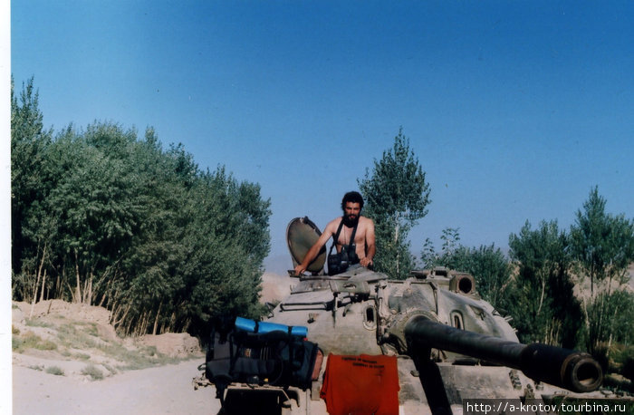 А.Кротов на танке б/у Мазари-Шариф, Афганистан