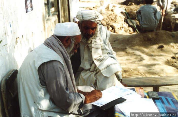 Писарь и клиент Мазари-Шариф, Афганистан