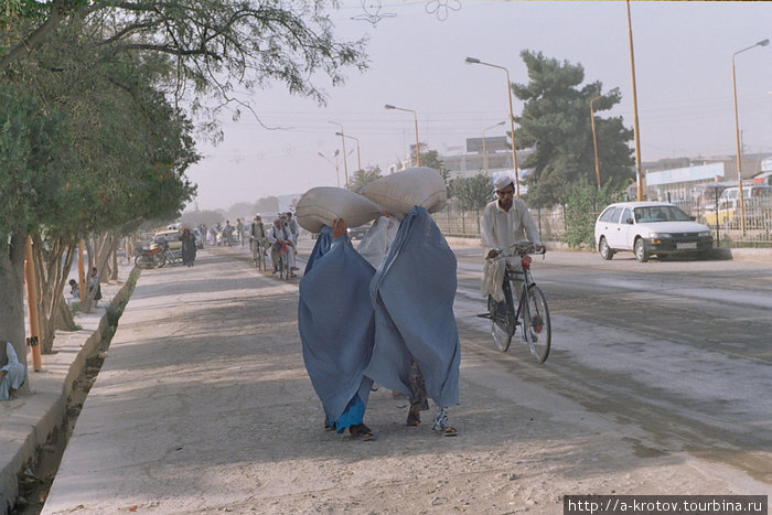 Много женщин в традиционной одежде Мазари-Шариф, Афганистан