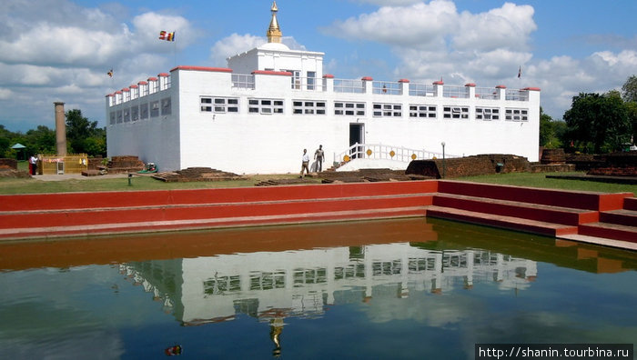 Бассейн и белый храмХрам на месте рождения Будды Лумбини, Непал