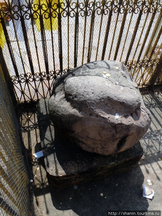 Камень в ограде Лумбини, Непал