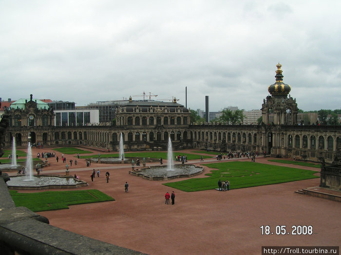 Главной проблемой съемок в Цвингере является, как найти пункт, откуда видно весь двор Дрезден, Германия