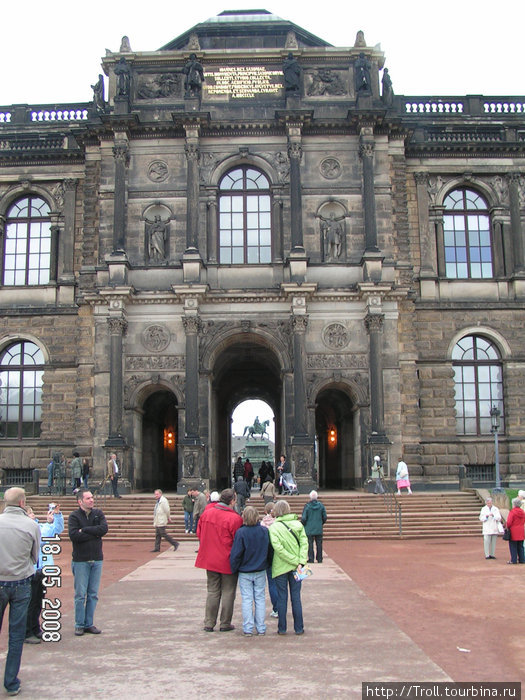 Арка, где притулился вход в оружейную и картинную галереи, а в перспективе виден конный памятник на площади Дрезден, Германия