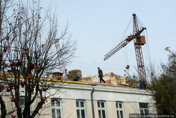 строители на крыше Брест, Беларусь