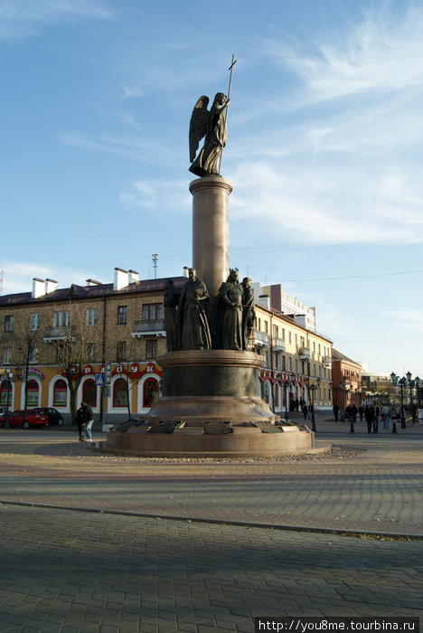монументально-художественная композиция в центре города, внизу таблички с памятными датами Брест, Беларусь