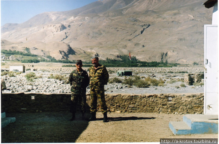 Пограничники
на таджикско-афганском автопереходе
(3 км к северу от Ишкашима) Ваханская долина, Таджикистан