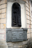 Памятник на доме Раскольникова, появившийся здесь в 90-х годах прошлого века.
