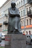 Памятник писателю рядом с метро Владимирская.