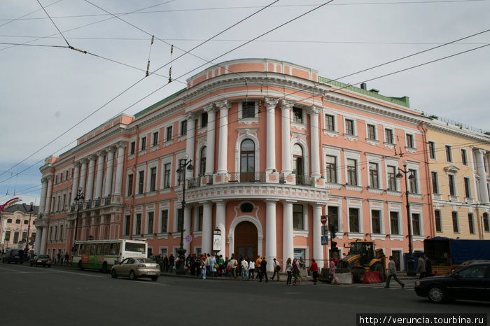 Невский 15 – здание  Благородного собрания, где Достоевский часто выступал на благотворительных вечерах. Санкт-Петербург, Россия