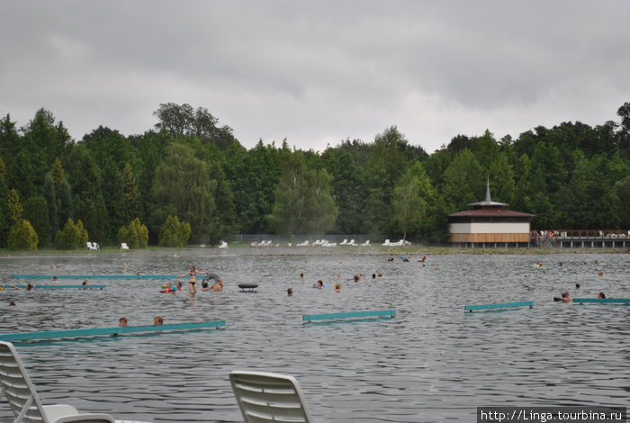 Детям до 12 лет вообще не рекомендуется купаться в озере, вода может негативно повлиять на формирование гормональной системы. Для детей на территории озера есть бассейны и всякие горки.