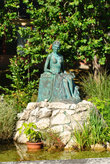 Скульптура Фея озера работы Йено Молнара установлена в 2000 году напротив западного входа. Девушка с гербом города, слева от нее — также херувим.