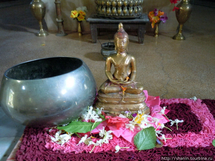 Чаша и статуэтка Будды в храме Лумбини, Непал