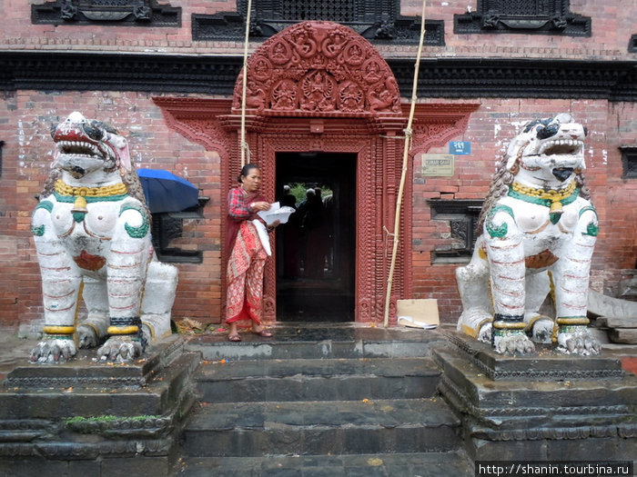 Львы у входа во дворец Кумари Катманду, Непал