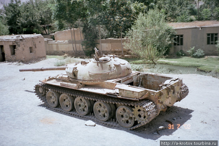 Вся дорога от Саланга вниз была уставлена б.у.шными танками Чарикар, Афганистан