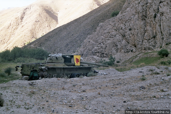 Флаг АВП на одном из танков Чарикар, Афганистан