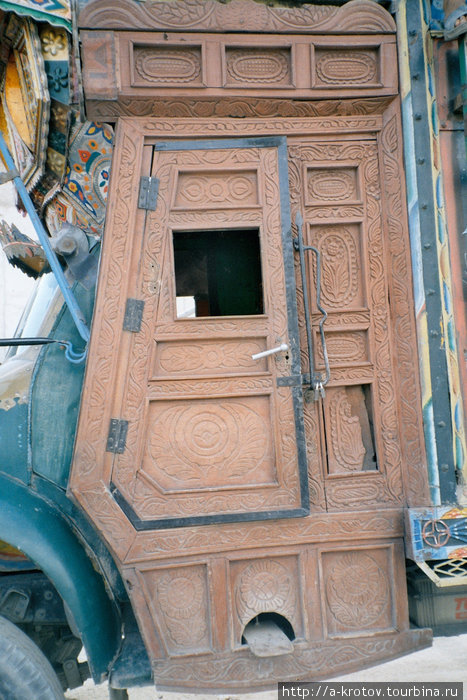 Резная деревянная дверь грузовика Чарикар, Афганистан