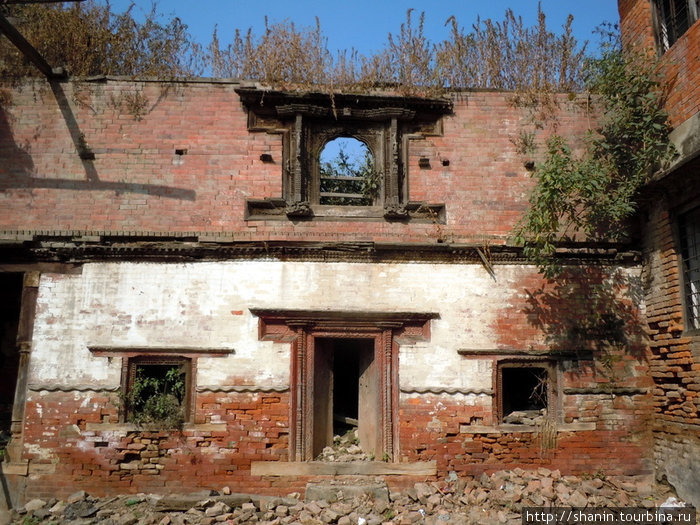 Полуразрушенный дом Катманду, Непал