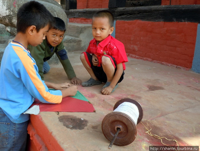 Дети играют на ступени храма Катманду, Непал