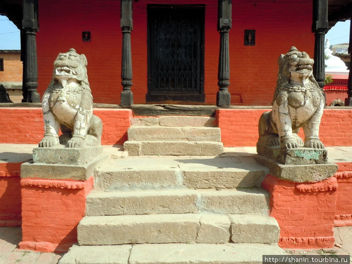 Львы у входа в храм Катманду, Непал