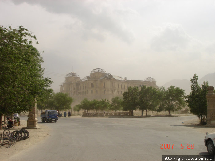 Дворец Амина — Поднялся афганец(ветер), и по этому дворец в дымке. Кабул, Афганистан