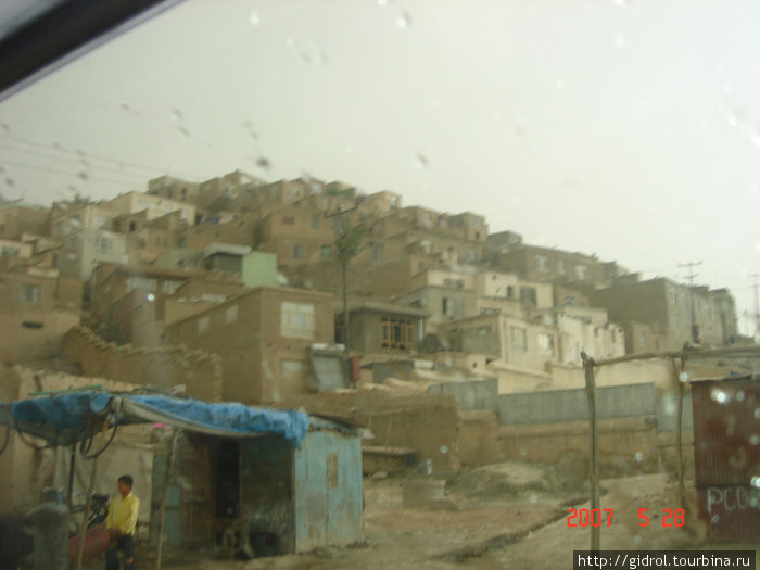 Вид с заднего окна авто на город (нищета). Кабул, Афганистан