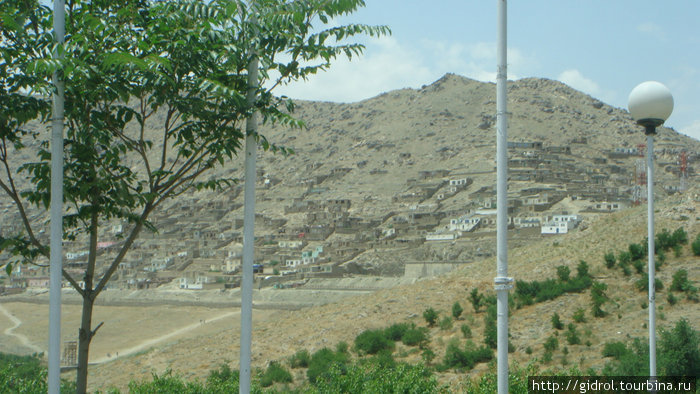 Люди почему-то селятся на склонах(оказывается там дешевле). Кабул, Афганистан