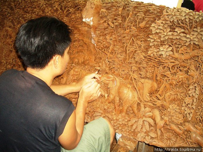 В центре по изготовлению уникальной резной мебели ручной работы и предметов из ценных пород дерева.Мастер работают над картиной из дерева тика. До 9 мес. занимает работа над таким деревянным полотном Таиланд
