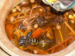 В лавке местного знахаря пьем настойку на скорпионах с ядом–бодрит. Тайцы пьют ее понемногу: 1-2 раза в неделю по 50-100 гр.