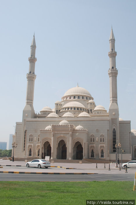 Мечеть Джумейра — одна из архитектурных достопримечательностей города Дубаи. Она со своими двумя минаретами и величественным куполом является великолепным образцом современной исламской архитектуры ОАЭ