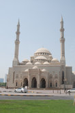 Мечеть Джумейра — одна из архитектурных достопримечательностей города Дубаи. Она со своими двумя минаретами и величественным куполом является великолепным образцом современной исламской архитектуры