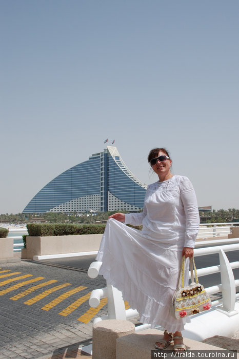 The Jumeirah Beach Hotel располагается на побережье Персидского залива. Это — 26-ти этажное здание, в архитектурном решении которого без труда угадывается образ набегающей на берег морской волны. ОАЭ