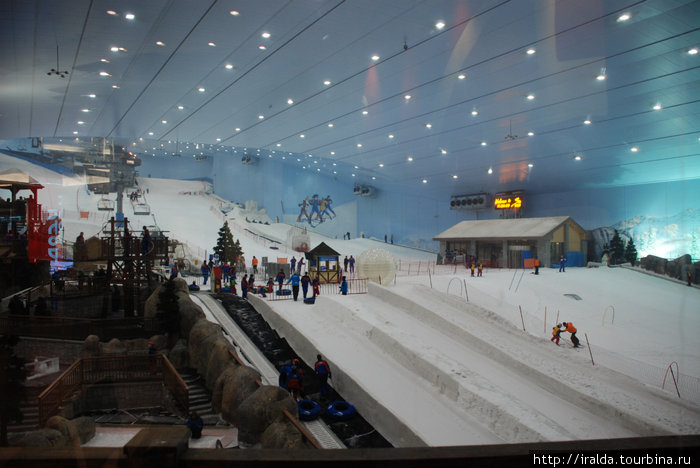 В 2005г. был построен Ski Dubai — первый лыжный курорт на Ближнем Востоке на 1,5 тыс. посетителей в знаменитом торговом центре Mall of the Emirates. ОАЭ