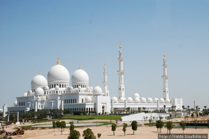 Мечеть им. шейха Заеда. На строительство мечети ушло несколько лет. Сегодня здание с ослепительно белыми куполами и острыми минаретами, прекрасно видно в радиусе нескольких километров.