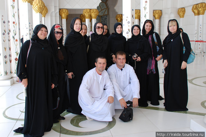 50 тысяч человек вмещает мечеть шейха Заеда Посещение ее возможно только в составе организованной группы. Посетителям разрешается делать фотографии. Первая экскурсия для публики прошла в феврале 2010 ОАЭ