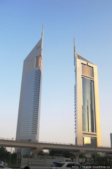 Сверкающие небоскребы на Шейх Заед Роуд–самой престижной улице Дубая, создают ощущение вполне европейского города. Украшением и гордостью улицы стали башни-близнецы серебристо серого цвета. ОАЭ