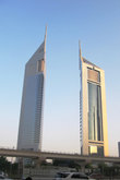 Сверкающие небоскребы на Шейх Заед Роуд–самой престижной улице Дубая, создают ощущение вполне европейского города. Украшением и гордостью улицы стали башни-близнецы серебристо серого цвета.