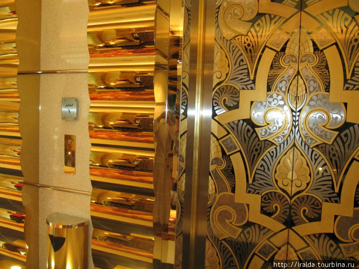 Вход в лифт отеля Emirates Palace.В художественном оформлении интерьеров отеля использованы натуральные материалы: дерево дорогих пород, шелк, мрамор и очень очень много золота.