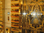 Вход в лифт отеля Emirates Palace.В художественном оформлении интерьеров отеля использованы натуральные материалы: дерево дорогих пород, шелк, мрамор и очень очень много золота.
