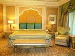 Emirates Palace.  Цветовая гамма дворца-отеля воспроизводит многочисленные цветовые нюансы песков Аравийской пустыни