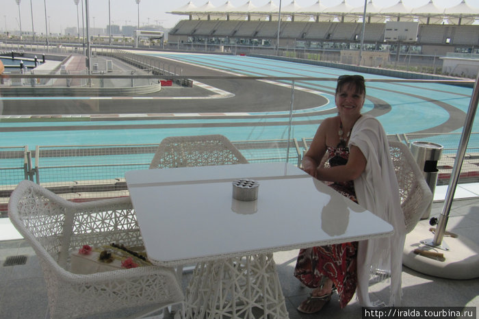 «Абу-Даби Этихад Формула-1». Еще 2 года назад здесь были сплошные пески и не было ни дорог, ни электричества, ни каких-либо коммуникаций. ОАЭ