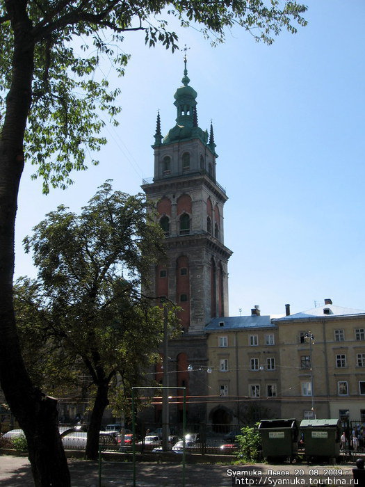 Башня Корнякта построена, как колокольня Успенской церкви, выполняла роль оборонной башни во время осады и дозорного пункта пожарной стражи. Львов, Украина