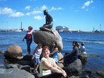 Сказочная Русалочка украшает набережную. Несмотря на небольшие размеры, эта бронзовая скульптура в человеческий рост, помещенная на камень на берегу моря, стала настоящим символом Копенгагена и Дании.