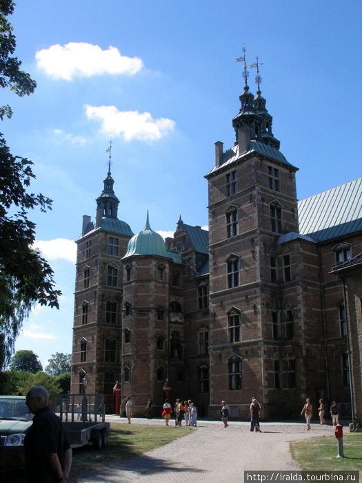 В Копенгагене четыре королевских замка. Замок Розенборг — расположенный в центре Копенгагена на краю зеленого массива Конгенс Хаве, построенный королем Кристианом IV в стиле голландского ренессанса . Дания