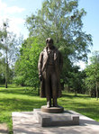 Памятник С.Есенину, установлен 4.10.2007 г. на территории усадьбы Есениных, на месте маленького мемориала.