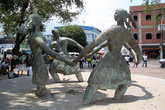 Танцующие школьницы — памятник на центральной площади Порламара