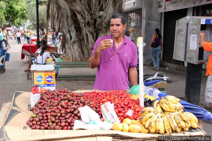 Торговец на пешеходной улице в Порламаре Порламар, Венесуэла