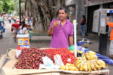 Торговец на пешеходной улице в Порламаре