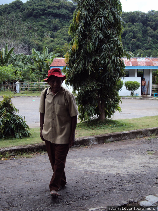 Мужичок в красной шапочке Энде, остров Флорес, Индонезия