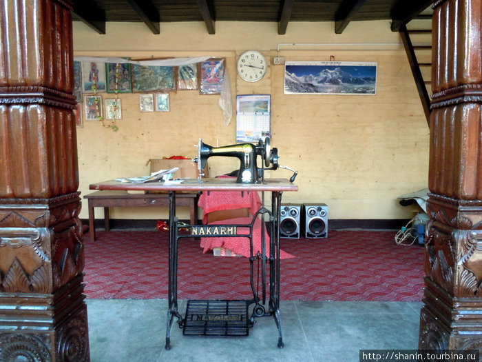 Швейная мастерская в храме Катманду, Непал