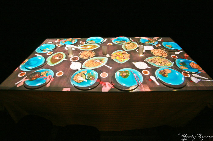 Это стол с виртуальным обедом. Нью-Йорк, CША